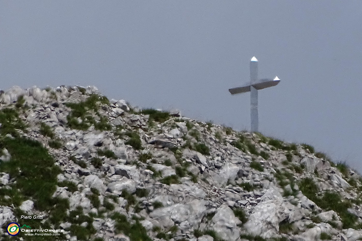 45 Da quota 2160 m zoom in croce bassa di Corna Piana.JPG